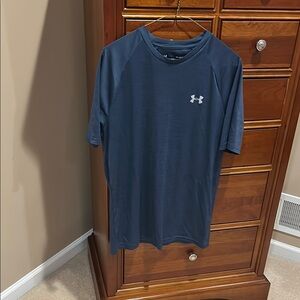 Under Armour Navy Blue Short Sleeve Athletic Tee, Loose fit, HEATGEAR, sz medium